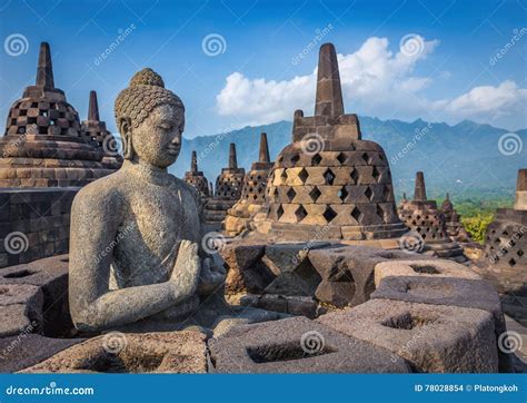 El Templo de Borobudur: Un Monumento a la Fe Budista y un Testimonio de la Influencia India en el Sudeste Asiático